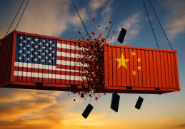 Apple sposta la produzione in India: container USA danneggiato, iPhone cadono, Cina dominante