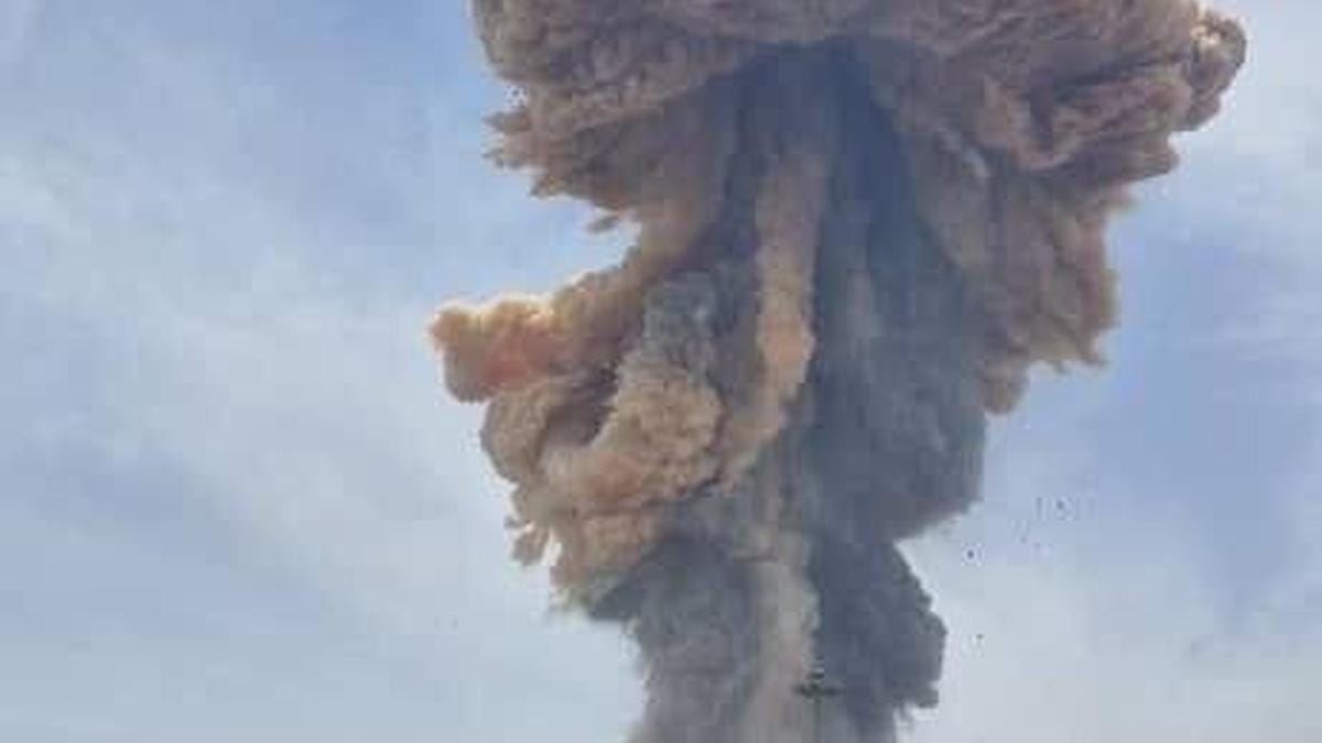 Esplosione Bandar Abbas Iran: oltre 80 morti al porto Shahid Rajaei 7 Esplosione Bandar Abbas Iran, fumo denso nel cielo sopra il porto Shahid Rajaei