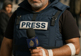 Wael Al-Dahdouh, giornalista palestinese, in prima linea a Gaza con giubbotto da stampa