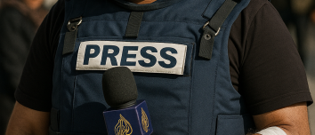 Wael Al-Dahdouh, giornalista palestinese, in prima linea a Gaza con giubbotto da stampa