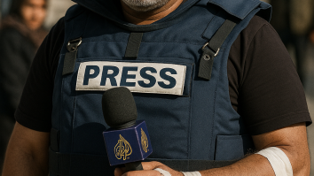 Wael Al-Dahdouh, giornalista palestinese, in prima linea a Gaza con giubbotto da stampa