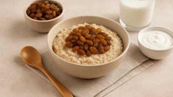 Colazione sana con avena e uva sultanina