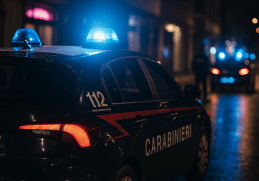 Intervento dei carabinieri fuori da una discoteca a Castelfranco Veneto di notte