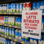 Allarme: latte ritirato per corpi estranei in 4 nuovi marchi 21 Cartello di allarme latte ritirato per corpi estranei tra gli scaffali di un supermercato