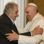 Morte di José Mujica: addio al presidente più povero del mondo 21 José Mujica e Papa Francesco si abbracciano in un momento storico