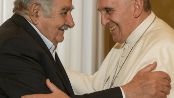 José Mujica e Papa Francesco si abbracciano in un momento storico