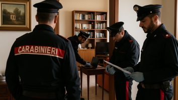 Carabinieri durante una perquisizione sul caso del delitto di Garlasco