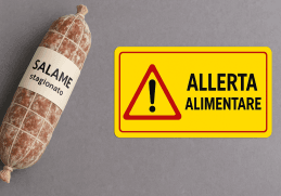 Salame stagionato richiamato per frammenti di spugna accanto a cartello allerta alimentare