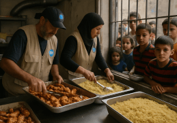 Volontari World Central Kitchen servono pasti a bambini palestinesi a Gaza