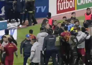 17 cartellini rossi partita Coppa Bolivia: il caos in campo durante la maxi rissa tra Real Oruro e Blooming che ha richiesto l'intervento della polizia con gas lacrimogeni.