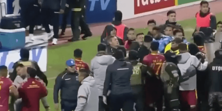 17 cartellini rossi partita Coppa Bolivia: il caos in campo durante la maxi rissa tra Real Oruro e Blooming che ha richiesto l'intervento della polizia con gas lacrimogeni.