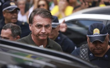 In Brasile, arrestato l’ex presidente Bolsonaro: l'immagine mostra Jair Bolsonaro scortato dagli agenti della Polizia Federale dopo l'ordine di custodia cautelare di Moraes.