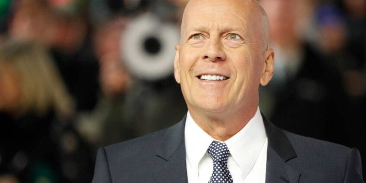 Bruce Willis, decisione difficile della famiglia: siamo ai titoli di coda? 1 Primo piano di Bruce Willis, oggi al centro della decisione difficile della famiglia a causa della malattia.