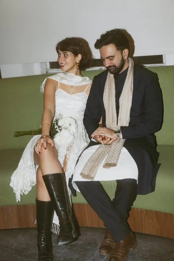 Chi è Zohran Mamdani: il nuovo sindaco di NY insieme alla moglie Rama Duwaji, artista di origini siriane.