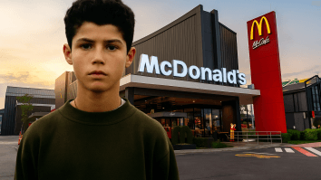 Cristiano Ronaldo giovane davanti a un campo da calcio con un McDonald’s sullo sfondo, simbolo dell’incontro con la ragazza del fast food.