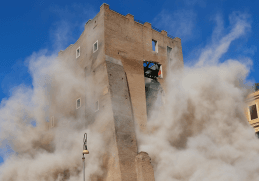 Crolli alla Torre dei Conti a Roma, edificio medievale avvolto da polvere e macerie dopo il cedimento parziale delle mura