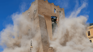 Crolli alla Torre dei Conti a Roma, edificio medievale avvolto da polvere e macerie dopo il cedimento parziale delle mura