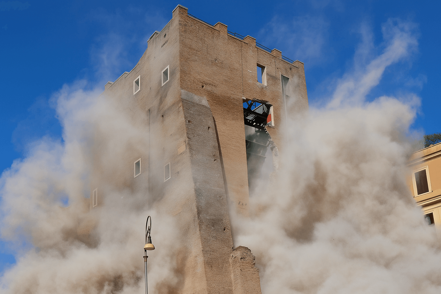 Crolli alla Torre dei Conti a Roma, edificio medievale avvolto da polvere e macerie dopo il cedimento parziale delle mura
