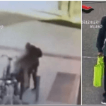 Milano, donna accoltellata in strada: arrestato l’aggressore dopo una fuga di 11 ore 21 Frame dei Carabinieri di Milano che mostra l’aggressione e l’arresto dell’uomo accusato di aver accoltellato una donna in piazza Gae Aulenti.