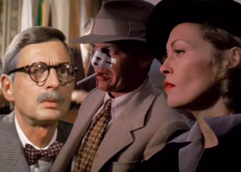 Jack Nicholson nei panni di J.J. Gittes con il naso fasciato parla con un uomo anziano in una scena chiave del Film Chinatown diretto da Roman Polanski.