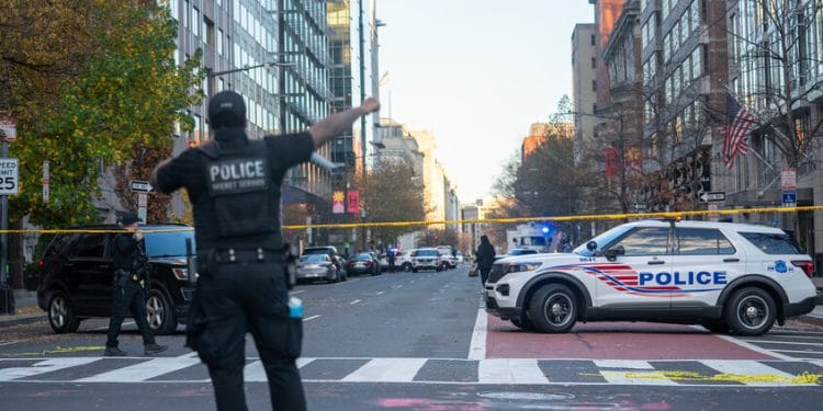 Killer Guardia Nazionale collaborava con CIA in Afghanistan. Soccorsi di emergenza della Polizia Federale e ambulanze sul luogo dell'attacco.