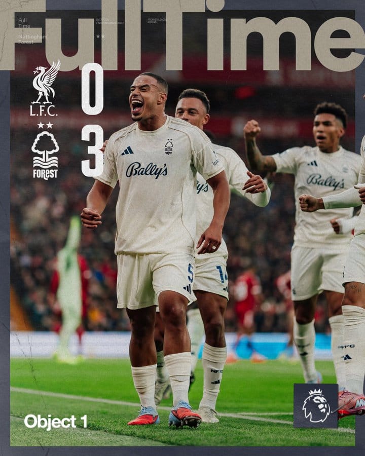 I giocatori del Liverpool delusi a fine partita, con la squadra battuta in casa 0-3 dal Nottingham Forest.