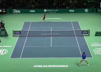 Matteo Berrettini esulta in campo dopo la vittoria contro Carreno Busta in Coppa Davis.