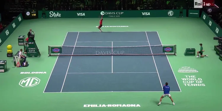 Matteo Berrettini esulta in campo dopo la vittoria contro Carreno Busta in Coppa Davis.