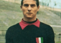 Un raro primo piano vintage a colori di Lorenzo Buffon da giovane con la maglia nera del Milan dal colletto rosso e lo scudetto tricolore sul petto, un'immagine simbolo condivisa dopo la notizia della morte di Lorenzo Buffon.