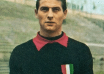 Un raro primo piano vintage a colori di Lorenzo Buffon da giovane con la maglia nera del Milan dal colletto rosso e lo scudetto tricolore sul petto, un'immagine simbolo condivisa dopo la notizia della morte di Lorenzo Buffon.
