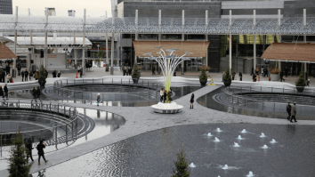 Vista di Piazza Gae Aulenti a Milano, luogo dove una donna di 43 anni è stata accoltellata alle spalle. L’immagine mostra l’area moderna con fontane e passanti.