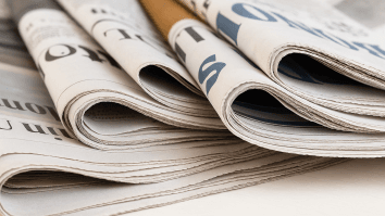 Rassegna stampa oggi 07/11/2025: pile di quotidiani italiani piegati su un tavolo di legno, simbolo delle notizie del giorno.