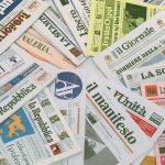 Rassegna stampa di oggi 04/11/2025: le notizie principali dall’Italia e dal mondo 21 Immagine realistica e colorata che mostra giornali italiani e internazionali sparsi su un tavolo, simbolo della rassegna stampa quotidiana di oggi 2 novembre 2025 su Notizie Essenziali.