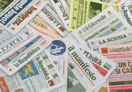 Immagine realistica e colorata che mostra giornali italiani e internazionali sparsi su un tavolo, simbolo della rassegna stampa quotidiana di oggi 2 novembre 2025 su Notizie Essenziali.