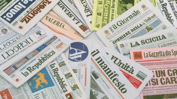 Immagine realistica e colorata che mostra giornali italiani e internazionali sparsi su un tavolo, simbolo della rassegna stampa quotidiana di oggi 2 novembre 2025 su Notizie Essenziali.