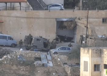 Video esecuzione due palestinesi Jenin Esercito Israeliano: bulldozer militare davanti alla casa distrutta a Jenin.