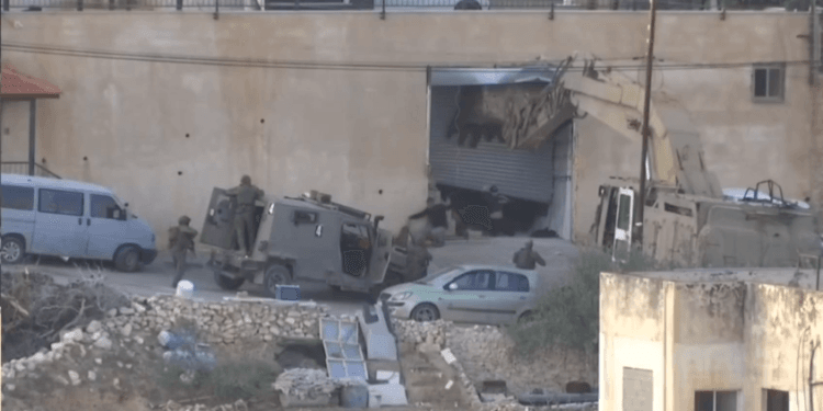 Video esecuzione due palestinesi Jenin Esercito Israeliano: bulldozer militare davanti alla casa distrutta a Jenin.