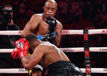 L'arbitro ferma l'incontro dopo che Anderson Silva mette KO Tyron Woodley con un montante destro a Miami.