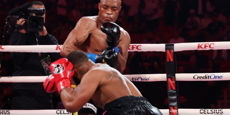 L'arbitro ferma l'incontro dopo che Anderson Silva mette KO Tyron Woodley con un montante destro a Miami.