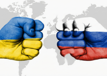 Grafica televisiva di "Breaking News" che annuncia: "Attacco con droni: colpita petroliera russa a Rostov, 2 morti". Si riferisce all'Attacco a nave petrolifera a Rostov.