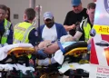 Paramedici e soccorritori assistono un ferito sull'ambulanza dopo l'Attentato a Bondi Beach a Sydney, 10 morti (stima provvisoria) durante la festa ebraica.