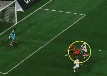 Ayoub El Kaabi esegue una spettacolare rovesciata durante Marocco-Comore: è Il miglior gol della Coppa d’Africa 2025 firmato Ayoub El Kaabi.