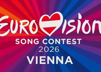 Ritiro paesi Eurovision 2026: Russia cacciata in 24 ore, Israele intoccabile. La vergogna del doppio standard 2 Ritiro paesi Eurovision 2026: confronto tra la bandiera della Russia esclusa e quella di Israele ammessa sul palco di Vienna, con cartelli di protesta.