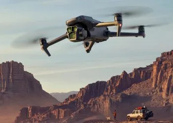 Un drone DJI con bandiera americana sullo sfondo e il logo della FCC, simbolo della notizia: Stati Uniti bloccano le vendite di DJI e Autel.