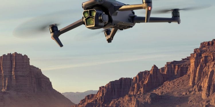 Un drone DJI con bandiera americana sullo sfondo e il logo della FCC, simbolo della notizia: Stati Uniti bloccano le vendite di DJI e Autel.