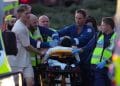 Paramedici caricano un ferito grave sull'ambulanza. L'immagine è correlata alle notizie sul video Attentato a Bondi Beach a Sydney 12 morti.