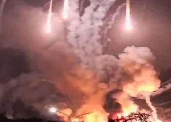 Illustrazione concettuale di soldati colpiti da onde sonore invisibili, riferimento all'Arma misteriosa USA nel raid contro Maduro.